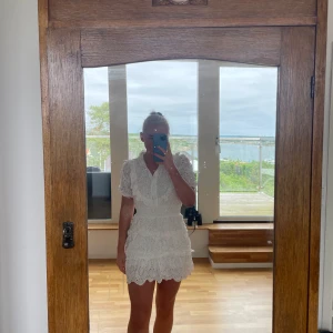 Vit klänning 🤍 - Storlek 40  Säljer min student klänning , jätte fin att ha antingen till student eller midsommar!