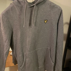 Lyle & Scoot hoodie - Säljer denna riktigt snygga hoodie ifrån märket Lyle & Scott. Tröjan är i storlek S och är i perfekt skick. Tröjan passar perfekt till dig som vill vara stilig till sommaren!