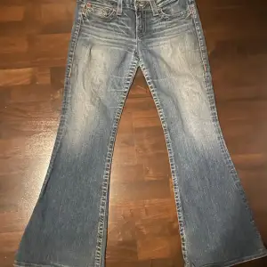 True religion jeans i som passar både killar och tjejer. Dom är storlek 32/30 och sitter väldigt snyggt. Stor benöppning och så vidare. Det är en liten defekt på vardera häl.