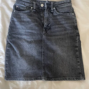 Svart jeanskjol - Superfin svart jeanskjol🖤 Säljer då den är för liten och kan därför inte ta en bild med den på framifrån. 