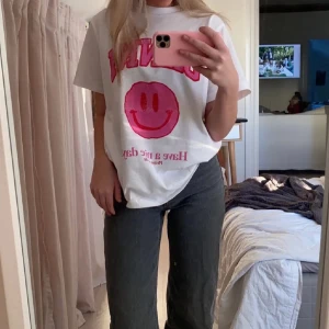 Ganni T-shirt  - Säljer nu min super fina ganni t-shirt den är näst intill aldrig använd och ser som ny ut💞 skriv för fler bilder eller funderingar❣️ NYPRIS 900 