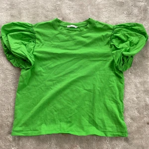 Fin grön sommar tröja!  - Den här fina tröjan passar perfekt till en sommar fest och är ur gullig med typ en svart kjol! 💚 Storlek: S 