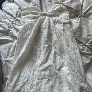 Gullig vit sommar klänning - söt sommarklänning som endast använts fåtal gånger, skriv för flera bilder!! 