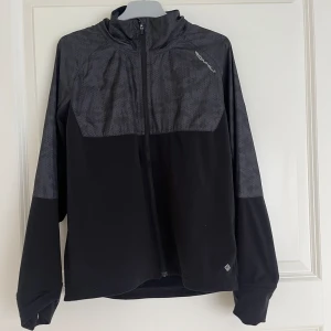 Sport tröja  - Snygg zip up, med lite tjockare material i ärmarna och luftigare material på rygg och bröst. Perfekt för träning utomhus 