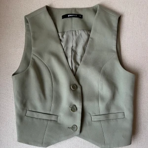 Grön väst - Grön väst från gina tricot. Knappt använd (liten flöck på bröstet, se bild)💚