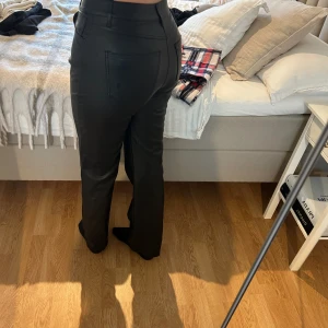 Bikbok skinnbyxor  - Köpta för 3-4 år sedan. Inga defekter förutom på ena fickan,(se bild) Högmidjade (går precis till naveln) Nypris: 500kr