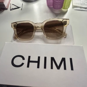 Chimi solglasögon 04 ecru - Hejj försöker nu få mina chimi solglasögon i 04, färg ecru, då jag redan har ett par. Köp direkt för 500, för fler frågor eller bilder kom privat i dm. Kvitto, box och fodralet tillkommer❤️