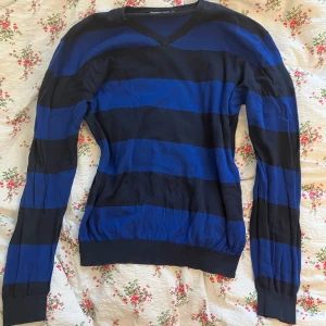 Blårandig stickad tröja - Blå och svart randig v-ringad tröja från point zero💘  Strl L men passar mig som har S. Köpt second hand och använd av mig men har inga synliga defekter!