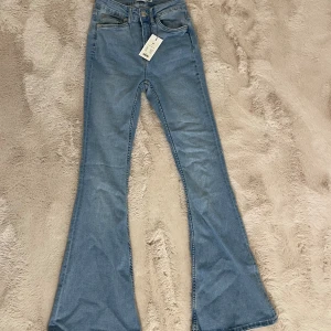 Blåa bootcut jeans - Säljer dessa jeans för att de var för små på mig. Annars jätte fina byxor, i storlek xs