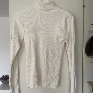 Tröja - Polotröja från Gina Tricot i storlek M. Sitter tight, knappt använd.