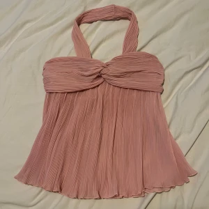Zara topp - Tunn halternecktopp. Endast använd en gång och är helt utan defekter.
