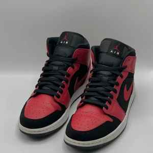 Jordan 1 Mid ’Reverse Bred’ - Storlek 46, bra men använt skick!