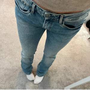 Lågmidjade trendiga pepe jeans. Är 163 passar perfekt på mig. Bild lånad från en annan säljare.💗