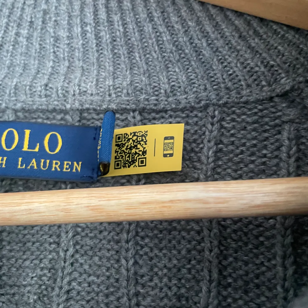 Polo ralph lauren stickad hoodie i nyskick, använd ett fåtal gånger. Säljer pga att den inte kommer till användning. Nypris:1299kr. Säljer för 499kr. Hoodies.