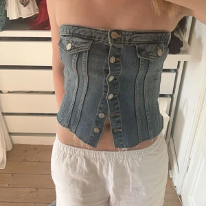 Jeans korsett - SUPERSNYGG jeanskorsett från Zara!! Jättefint skick utan defekter. Stretch i ryggen❤️st. Xs men passar även S
