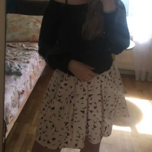 Kjol med fåglar  - Rosa kjol med fåglar i storlek L. Knappt använd och i väldigt bra skick.