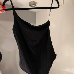 Svart body, enarmad  - Basic, svart, fin body med en arm! Bästa materialet!! 