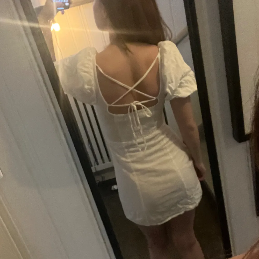 Säljer en av mina favoritklänningar då den börjat bli för liten 🥲. Den är superfin och har endast använt den en gång, perfekt nu för student, skolavslutning och midsommar 💓💓. Mekot.