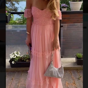 Rosa Balklänning - Säljer denna rosa klänning som är super söt, strl 34 lite smutsig längst ner på släppet men inget som syns! Kan mötas i Sthlm city!