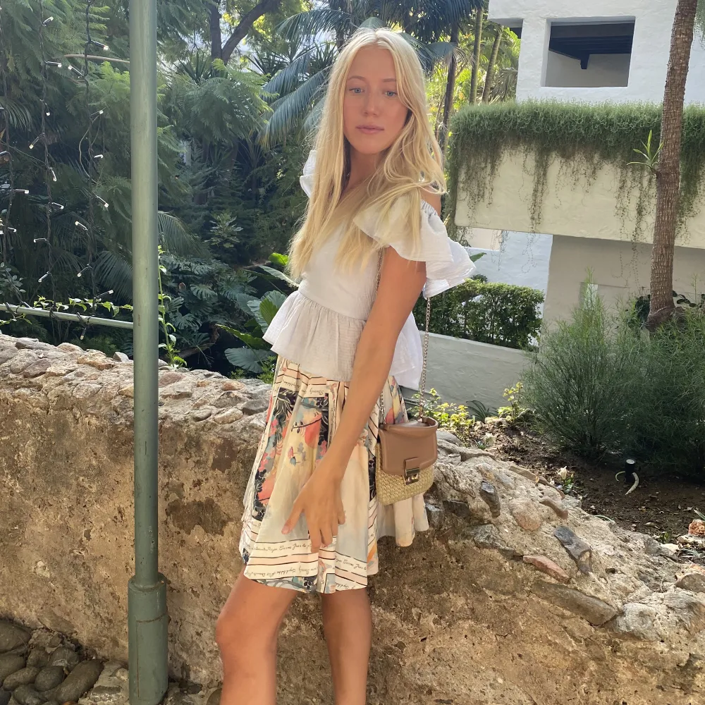 Säljer denna så snygga och unika kjol, köpt vintage men ursprungligen från h&m. Så fint mönster kan självklart ta fler bilder bara att skriva💕 skulle säga att den passar som en Xs / small i storleken. Passar perfekt nu i sommar till stranden!💕☺️. Hameet.