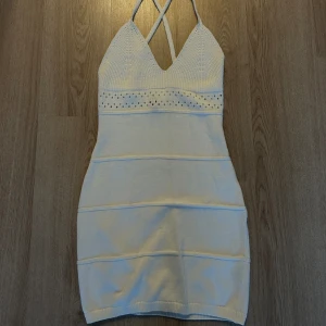 Vit stickad klänning - Knappt använd! 