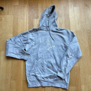 Thrasher hoodie - Den verkar inte vara orginal thrasher som man ser på storlekslappen men den är mysigt material 🤍använd några gånger! Köp via köp nu!