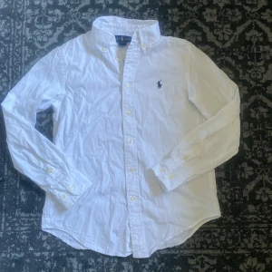 Ralph lauren skjorta - Hej säljer denna Ralph lauren skjorta i nyskick den stryks innan den säljs såklart. Tveka inte att höra av er vid funderingar. 