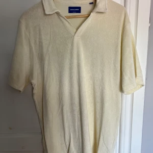 Frotté piké - Krämvit terry piké från Jack & Jones använd enstaka gång, nypris 400kr