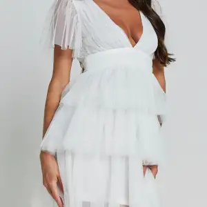Säljer denna super fina vita klänningen. Som är perfekt till studenten, den var tyvärr för liten för mig därav säljer jag denna. Köpt för 1150kr utan frakt. Aldrig använd!