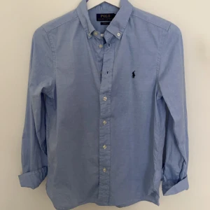 Polo Ralph lauren skjorta - En Ralph Lauren skjorta som jag Max använt 2 gånger eftersom den blev för liten under tiden jag hade den. | Mitt pris 400 | Passar dig mellan 168-173 perfekt men passar såklart beroende på hur du vill den ska sitta på dig.