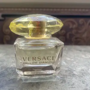 Det är en parfym från versace , aldrig använd .