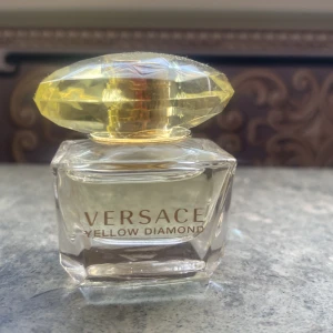 Versace Yellow Diamond - Det är en parfym från versace , aldrig använd .