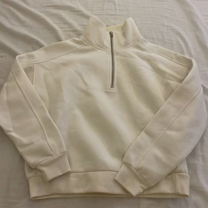 Tröja  - Använt nån gång, jätte skönt å mjuk.