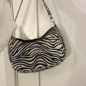 zebra väska - säljer en väska jag köpt på bikbok för några år sedan, aldrig använd💕