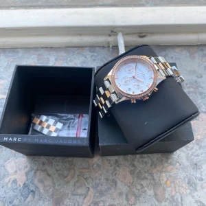 Marc by Marc Jacobs klocka - MBM3106 Henry Chrono Silverfärgad/Roséguldstonat stål Ø4mm Nypris 3400 kr