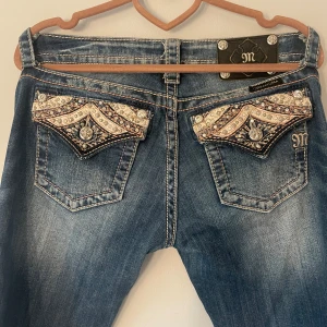 Lågmidjade miss me jeans😍  - miss me jeans!😍Säljer mina miss me jeans då dom tyvärr inte passar mig. Dom är i storlek 26. Byxorna är omgjorda till bootcut men är jätte fina! 💗Har ni några funderingar är de bara att höra av sig! 