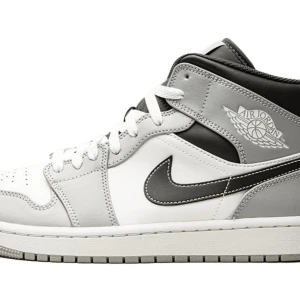 Jordans - Säljer dessa snygga jordans eftersom de inte kom till mycket användning. Köpta för c.a 3000kr, de är i bra skick. Små orenheter finns men kan lätt tas bort med vatten och tvål. Box medföljer! Skriv om du vill ha mer bilder eller frågor! 💗