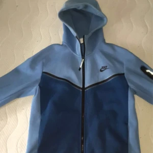 Nike tech   - Hej, jag säljer min blå Nike tech som är storlek S för 1300kr. Jag säljer den eftersom jag typ aldrig använder den. Om ni har några frågor så kan ni ställa