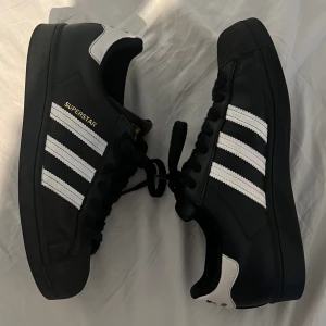 adidas superstars - riktigt bra skick, har og box, använda få gånger inga skador