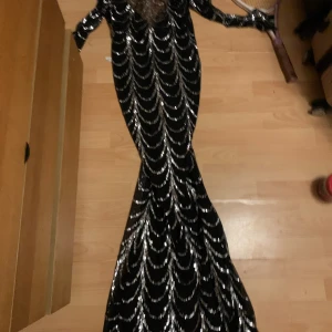 Mönstrad svart klänning för salu  - Jag säljer min systers klänning som hon har bara haft på sig en gång, hon kommer inte ihåg vart hon köpte den men bara priset. Den är bra för fester eller vad som helst<3 hör av dig om du är intresserad och vi kan diskutera priset storleken är S. 