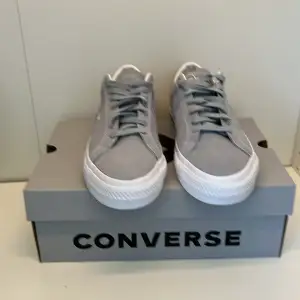 Ett par helt nya converse cons skor i 10/10 skick inte använda för 5 öre Pris kan diskuteras vid snabb affär 😁
