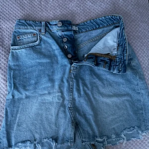 jeanskjol  - Bra skick, Inga fläckar, sitter fint, köpt för 250kr!🕶️⛱️🥰