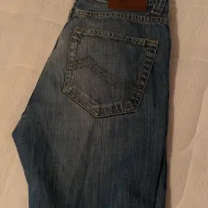 Superfina lågmäldare jeans i superskick, lite slitna längst ner, kom privat för fler bilder! Tryck gärna på köp nu💗midjemått 37, innerbenslängd 80💗