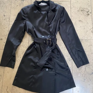 Kavajkkänning - Svart kavajklänning med tillhörande skärp i midjan från Ivyrevel i strl. 36. 