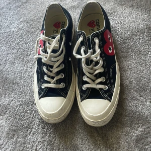 Cdg x converse - Säljer mina feta cdg converse som inte passar längre. Perfekta inför sommaren och hösten.  Skriv vid funderingar