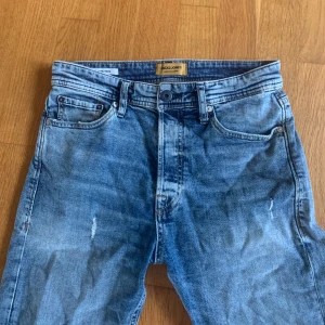Jack & Jones Jeans  - Feta Jack and Jones jeans i gott skick. används inre längre pga att dom är för små för mig. Hör av er vid frågor eller fler bilder!🌟