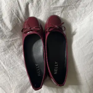 Säljer dessa svin fina ballerina skor i en vinröd färg som är helt slutsålda hos Nelly. Aldrig använda endast testade inomhus💗 Säljer då dem var för stora för mig!
