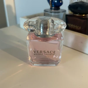 Versace bright crystal parfym - Nypris: 740kr , och jag säljer för 350 kr. Fick den som present men föredrar sötare parfymer därför passade den inte mig därav säljer jag den:)
