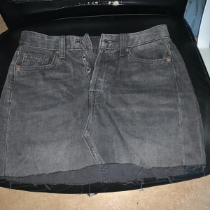 Klippt jeanskjol från H&M - Storlek 34, fint skick om man bortser från att någon cm blivit bortklippt då jag tyckte den var för lång:)