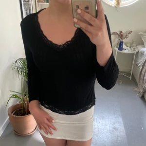 Spets topp - Svart långärmad spets tröja från New Yorker i storlek M. Skriv vid frågor och fler bilder💕